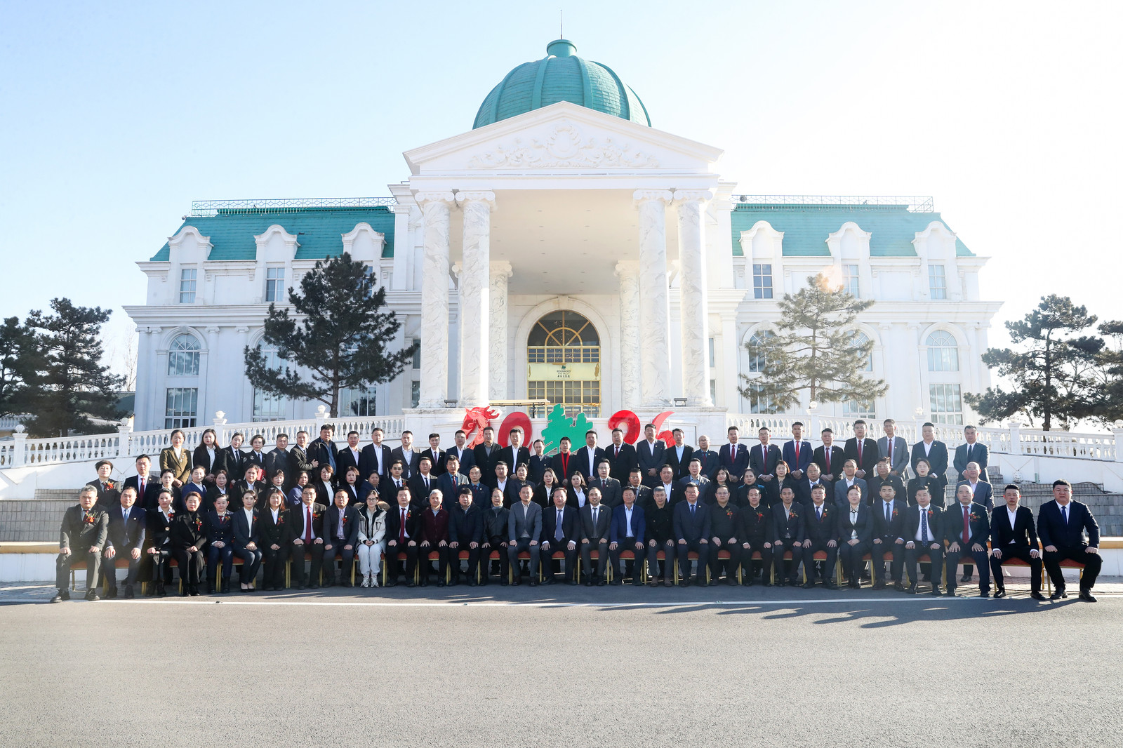 75c3c1be12ce4c289a4ec167608c230e.jpg 白宫合影.jpg